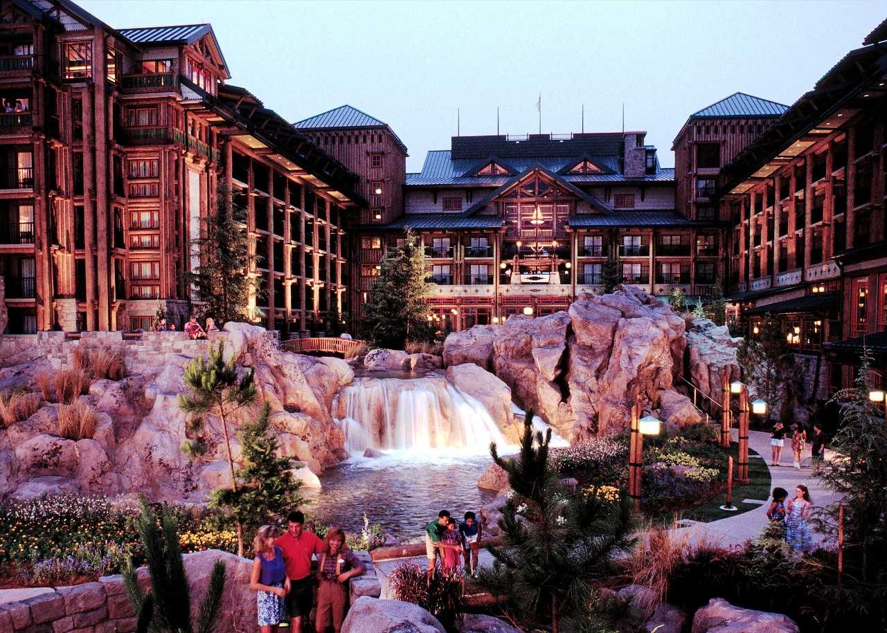 Disney World's Wilderness Lodge Is the Best Place to Spend Christmas at the  Park